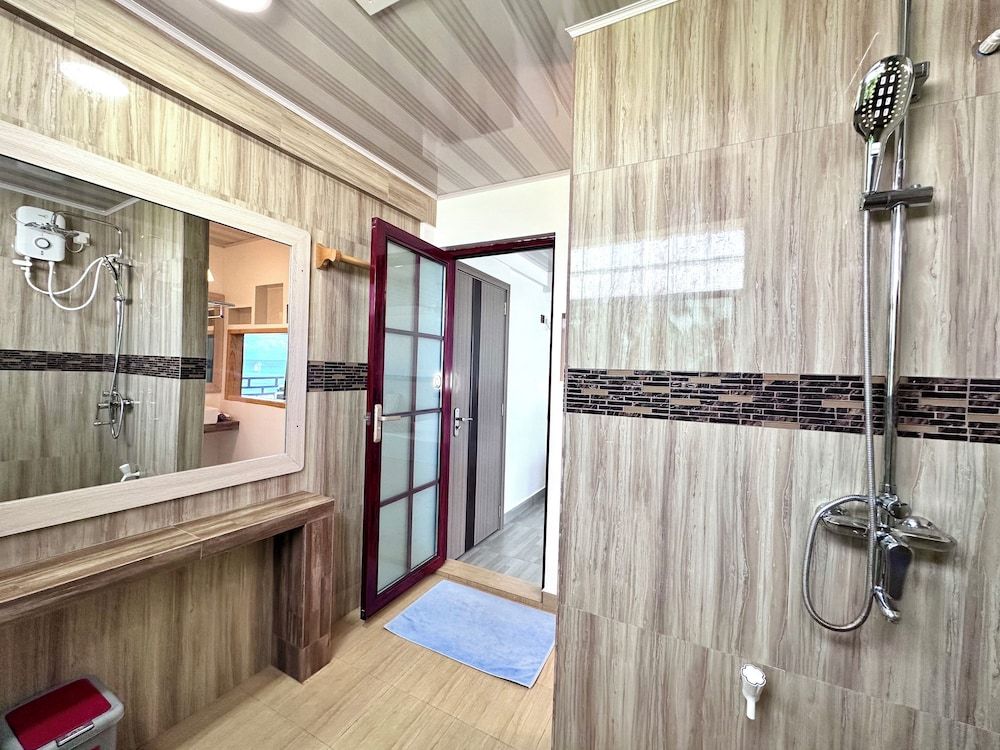 Galaxy Sunrise Guesthouse Deluxe Triple Room 11