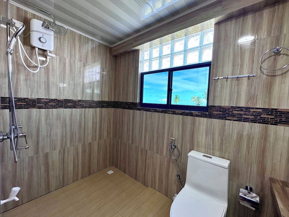 Galaxy Sunrise Guesthouse Deluxe Triple Room 12