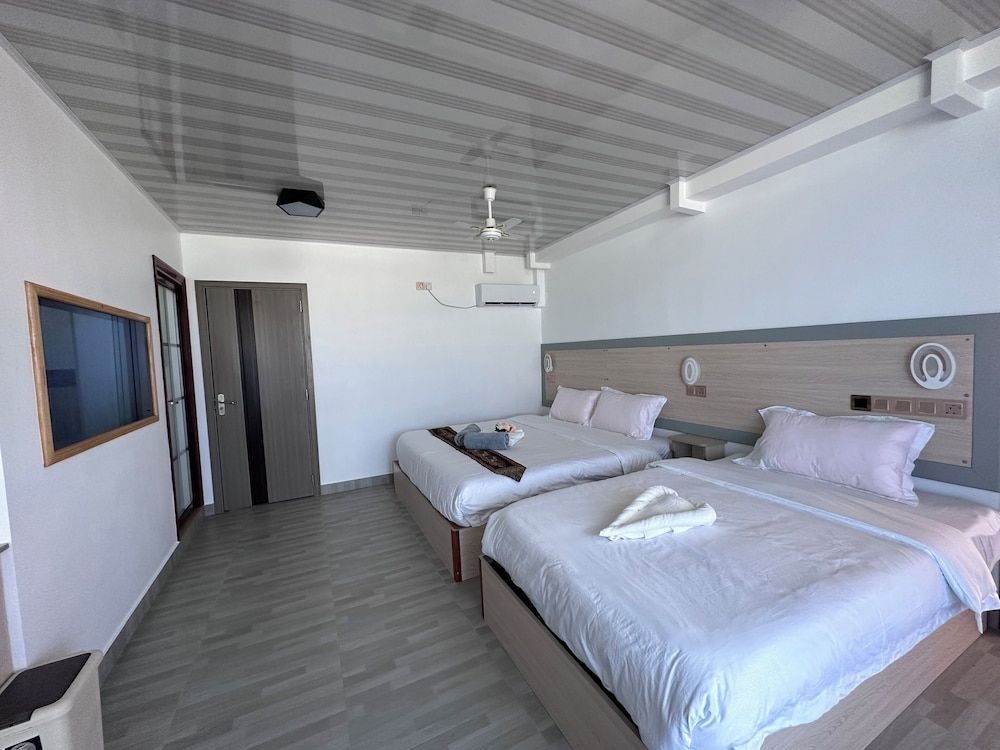 Galaxy Sunrise Guesthouse Superior Triple Room 2