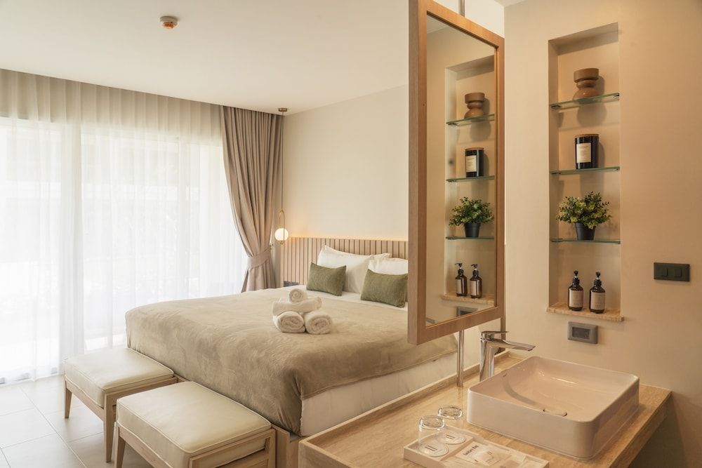 Niranapa Boutique Resort Deluxe Room, Pool View