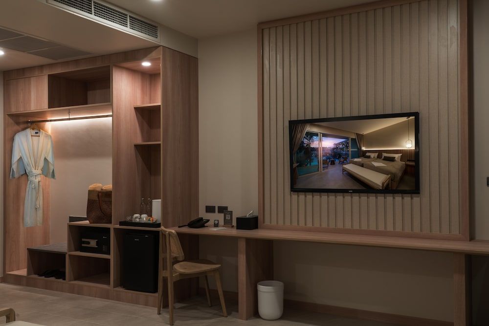 Niranapa Boutique Resort Deluxe Room, Pool View 8