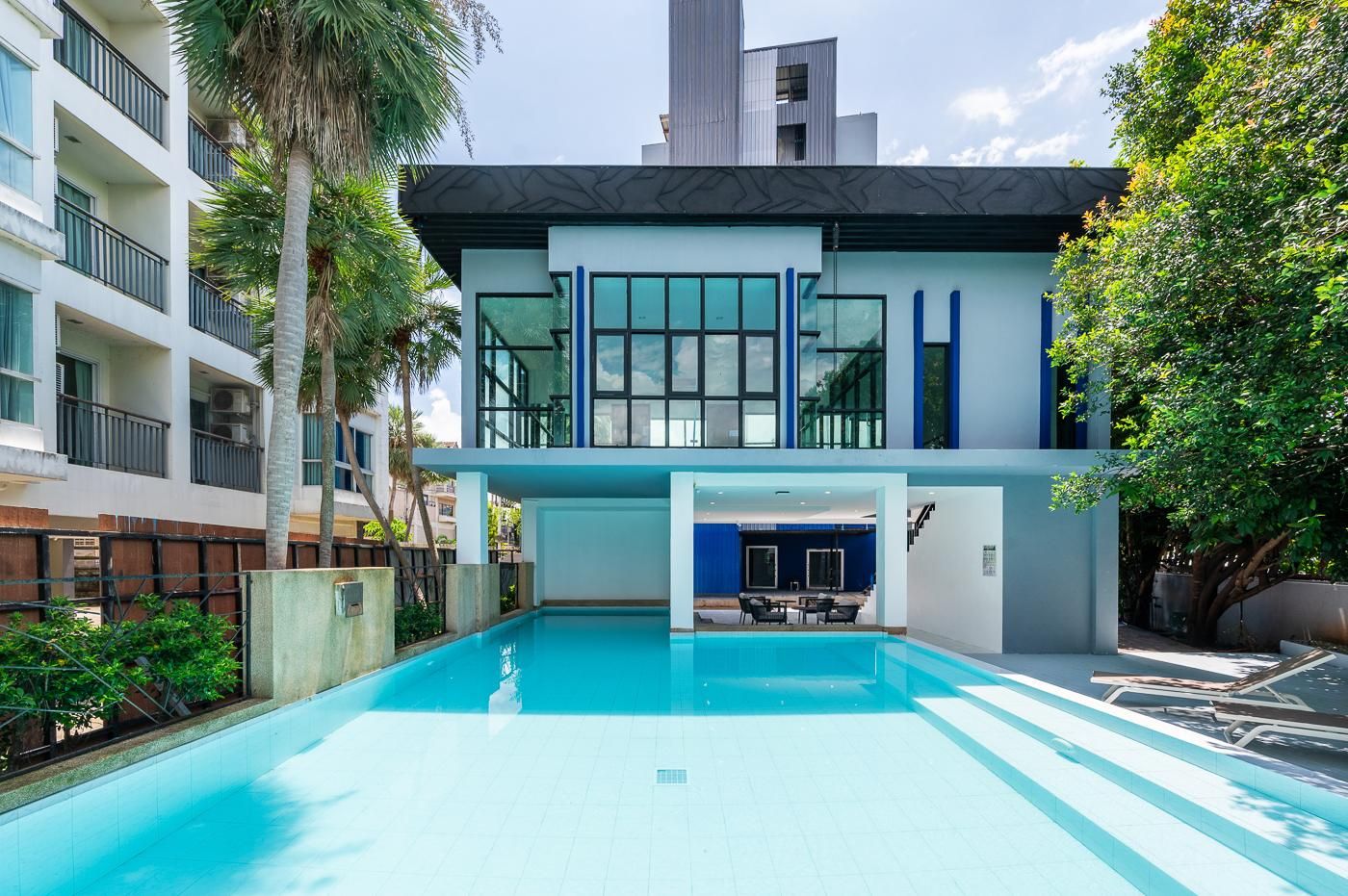 swimming pool [outdoor]