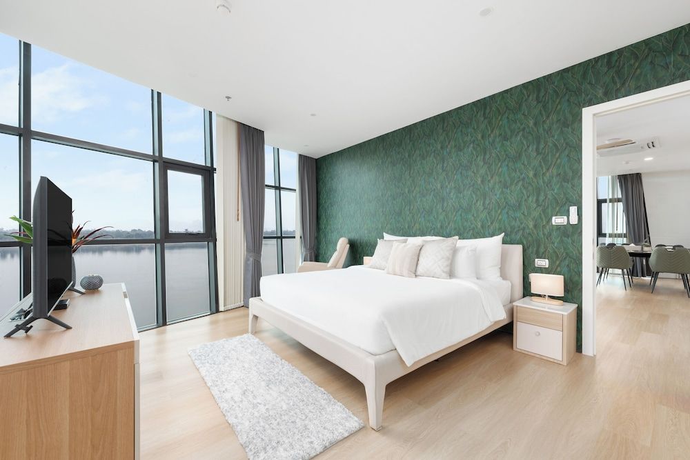 Suite, 2 Bedrooms, Bathtub, River View