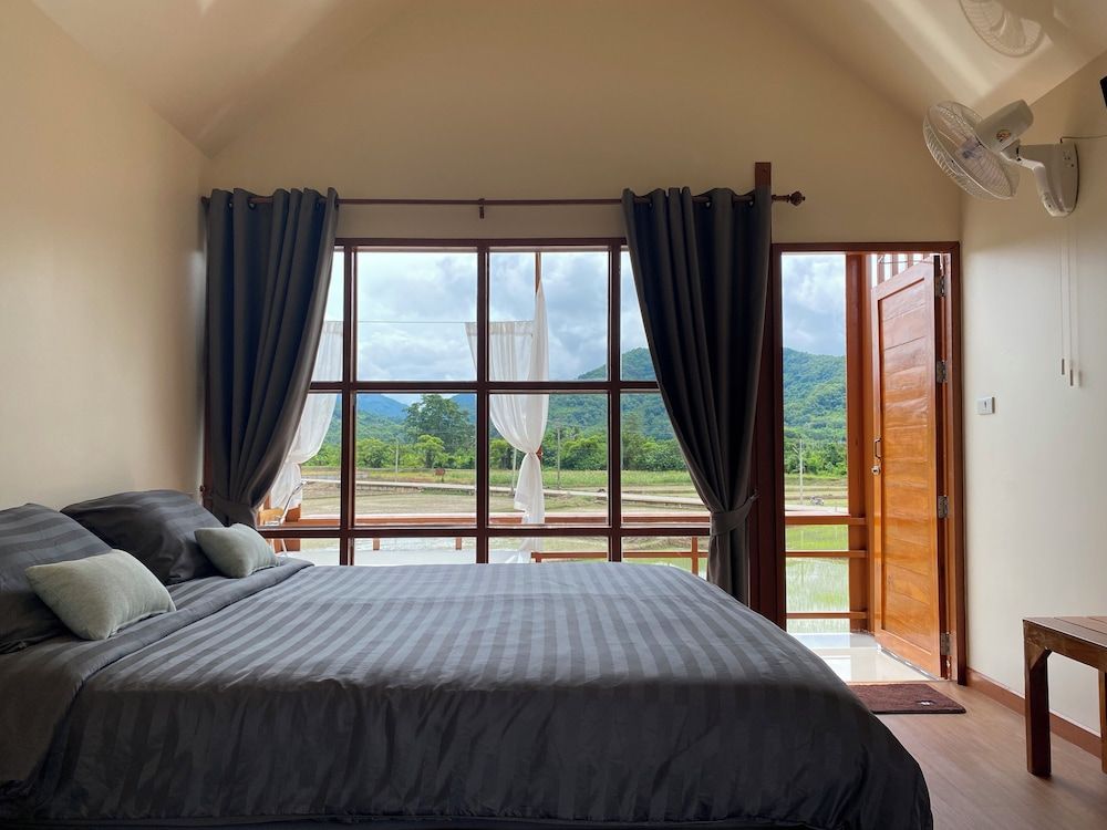 Hinpha homestay Deluxe Room, 1 King Bed, Bathtub, Mountain View 3