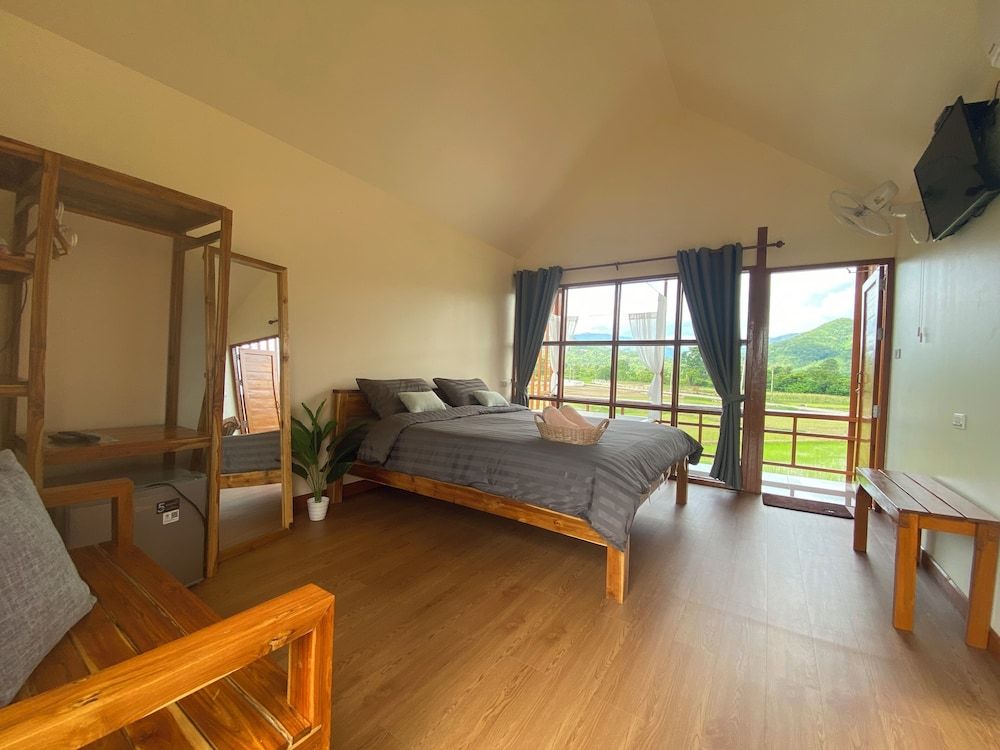 Hinpha homestay Deluxe Room, 1 King Bed, Bathtub, Mountain View 2