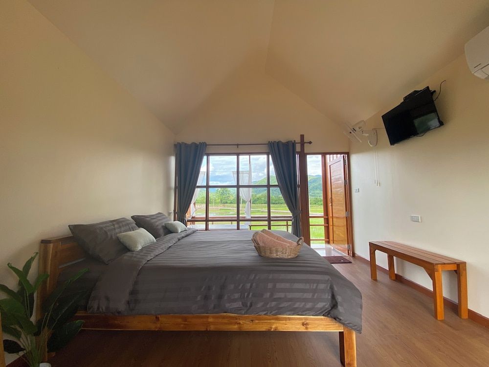 Hinpha homestay Deluxe Room, 1 King Bed, Bathtub, Mountain View 4