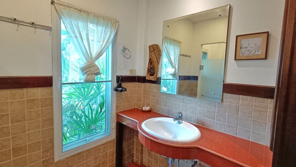 Kong Garden Resort Deluxe Double or Twin Room 8
