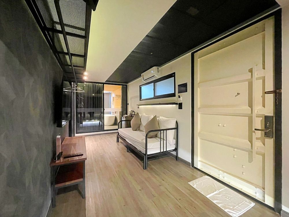 Nights in a Box Deluxe Twin Room, Bathtub 5
