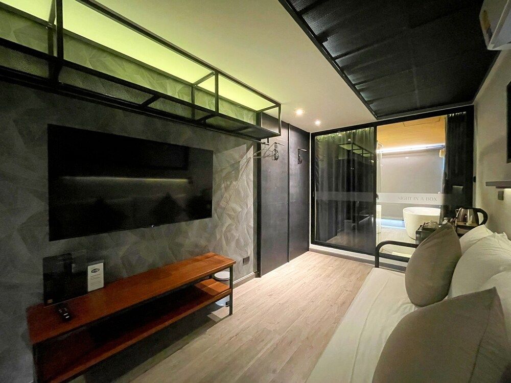 Nights in a Box Deluxe Twin Room, Bathtub 3