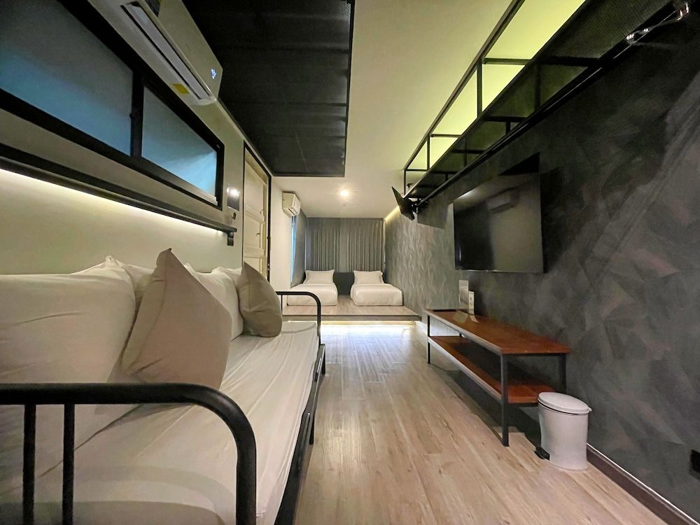 Nights in a Box Deluxe Twin Room, Bathtub 4