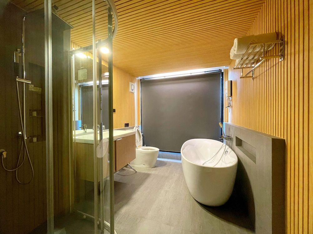 Nights in a Box Deluxe Twin Room, Bathtub 2