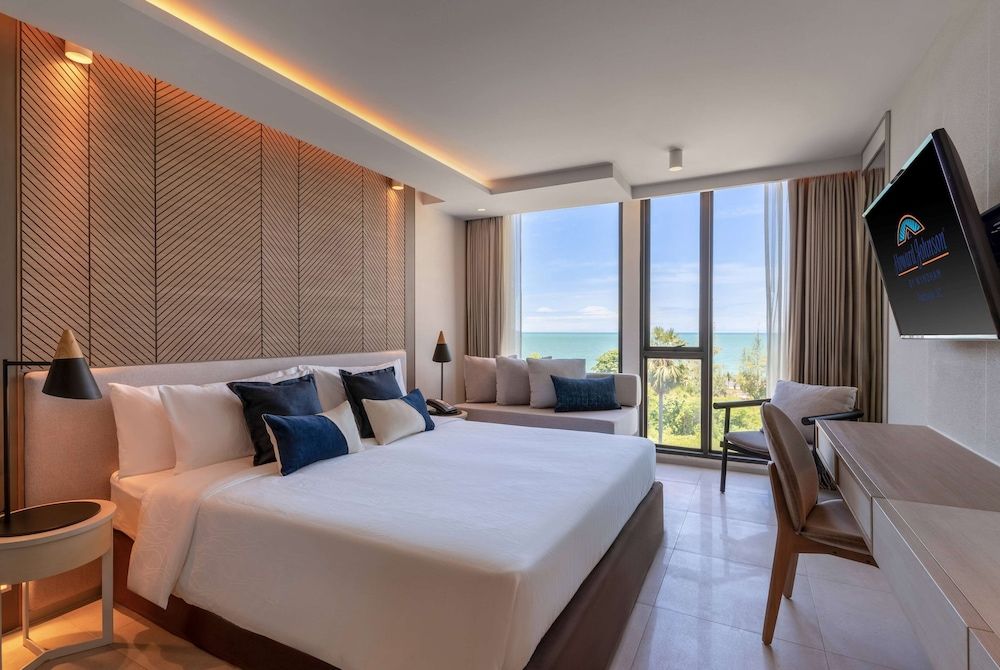 Howard Johnson by Wyndham Pattaya JC Superior Room, 1 King Bed, Non Smoking, Ocean View 3