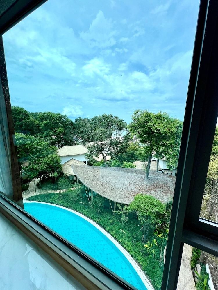 Luxtalay Khanom Hotel Grand Deluxe With Balcony 4