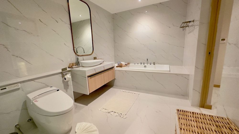 Luxtalay Khanom Hotel Grand Deluxe With Balcony 5