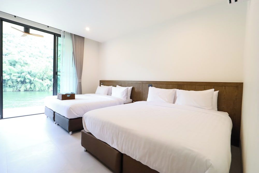 Tiger House River Kwai Deluxe Quadruple Room 6