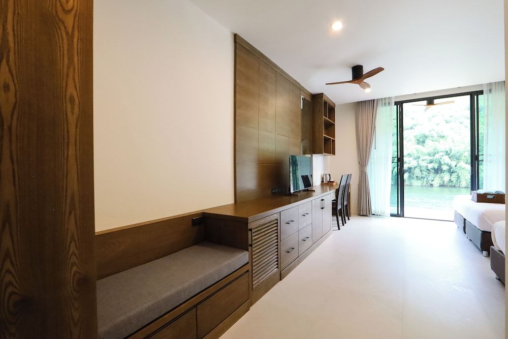 Tiger House River Kwai Deluxe Quadruple Room 12