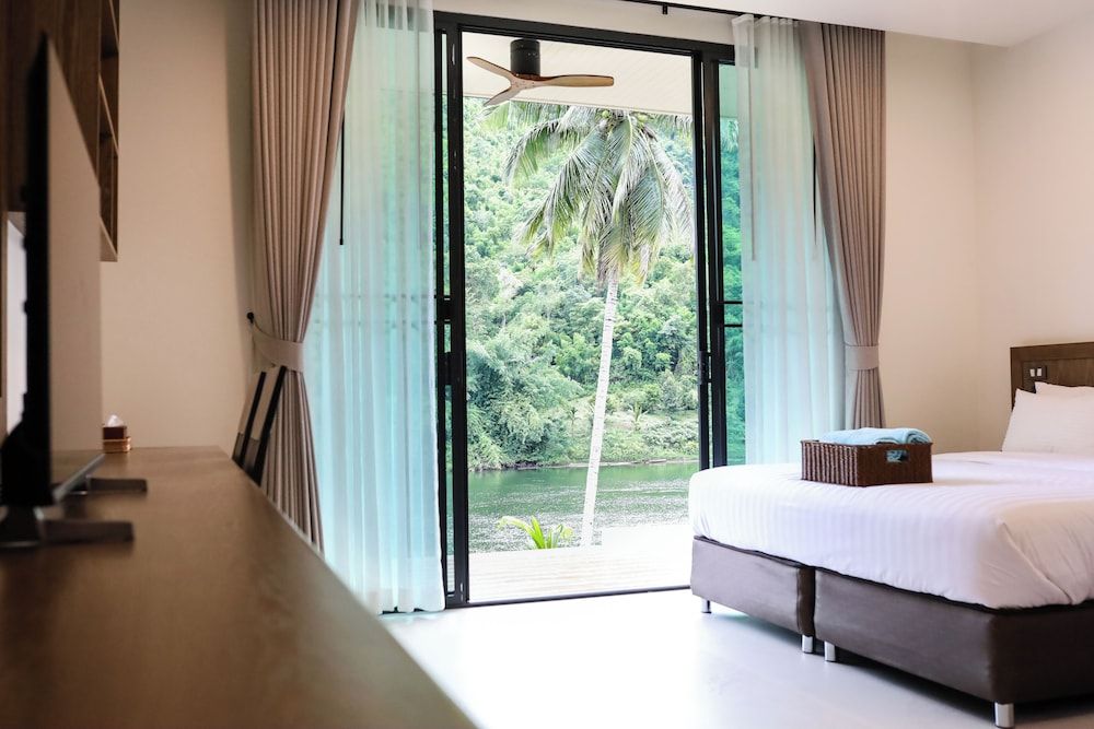 Tiger House River Kwai Deluxe Quadruple Room 14