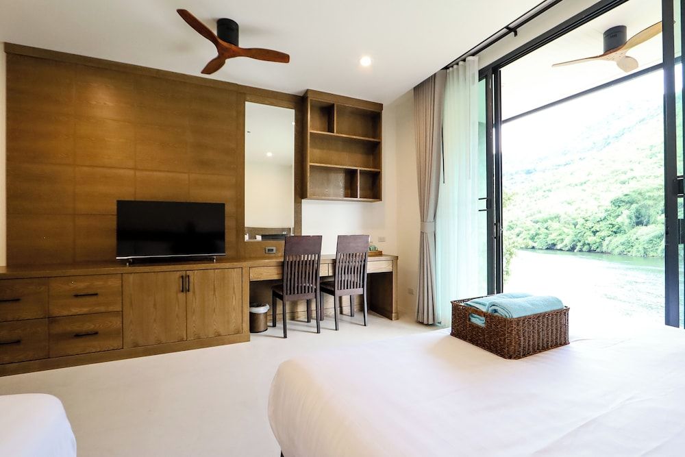 Tiger House River Kwai Deluxe Quadruple Room 5