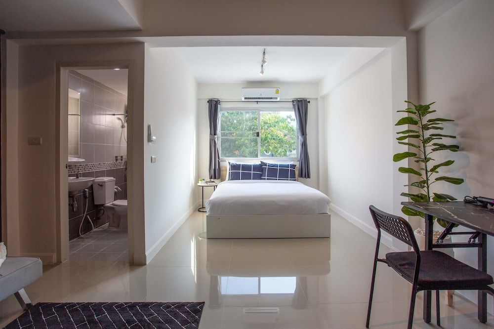 Black Turtle Family Double Room, City View