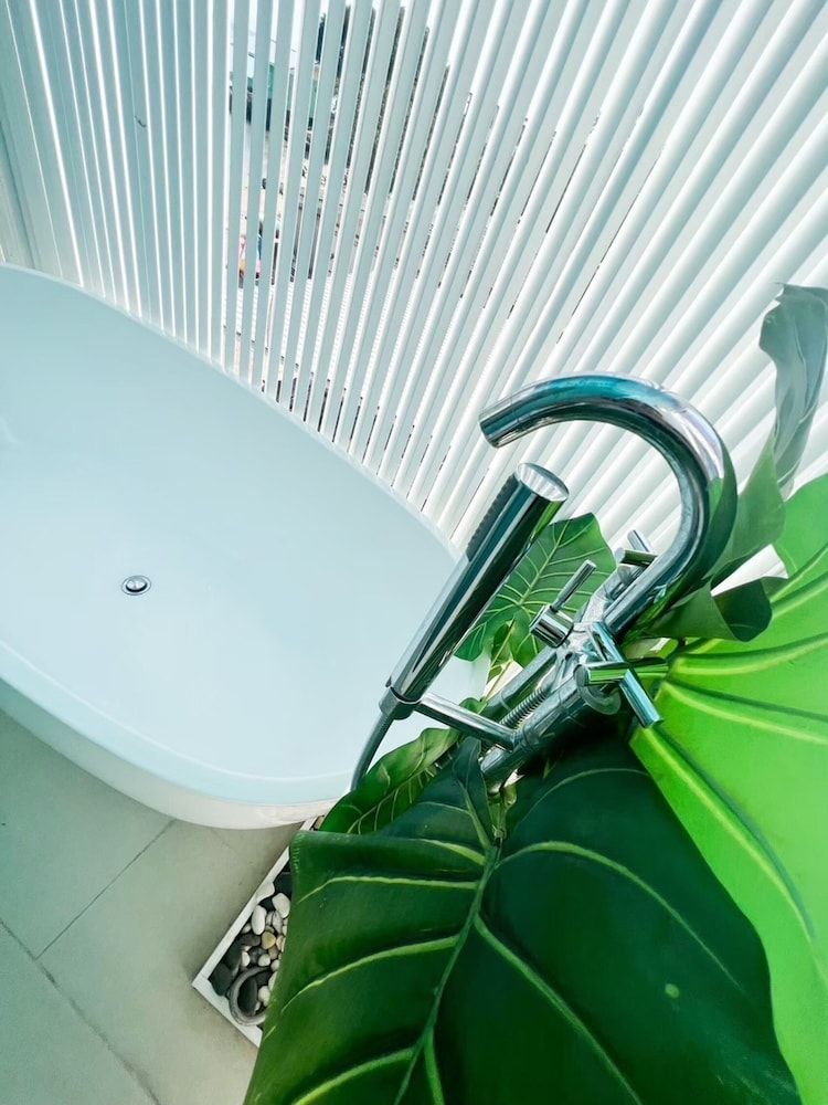 Baan Sailboat Beach Kohlarn Deluxe Suite, Bathtub 6