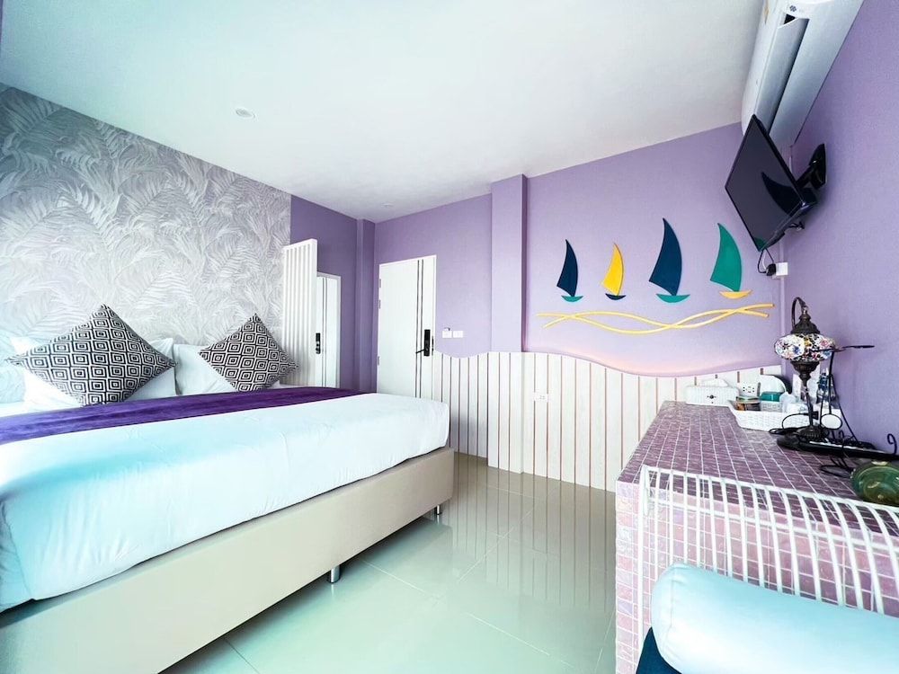 Baan Sailboat Beach Kohlarn Deluxe Double Room, Sea View 2