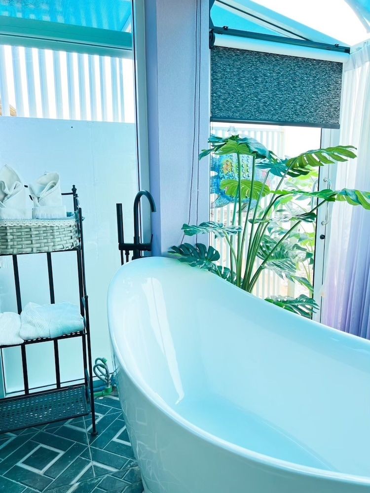 Baan Sailboat Beach Kohlarn Deluxe Double Room, Sea View 8