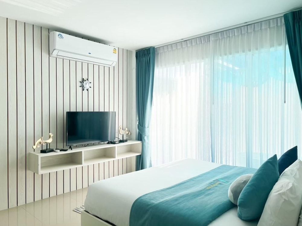 Baan Sailboat Beach Kohlarn Deluxe Suite, Bathtub 2