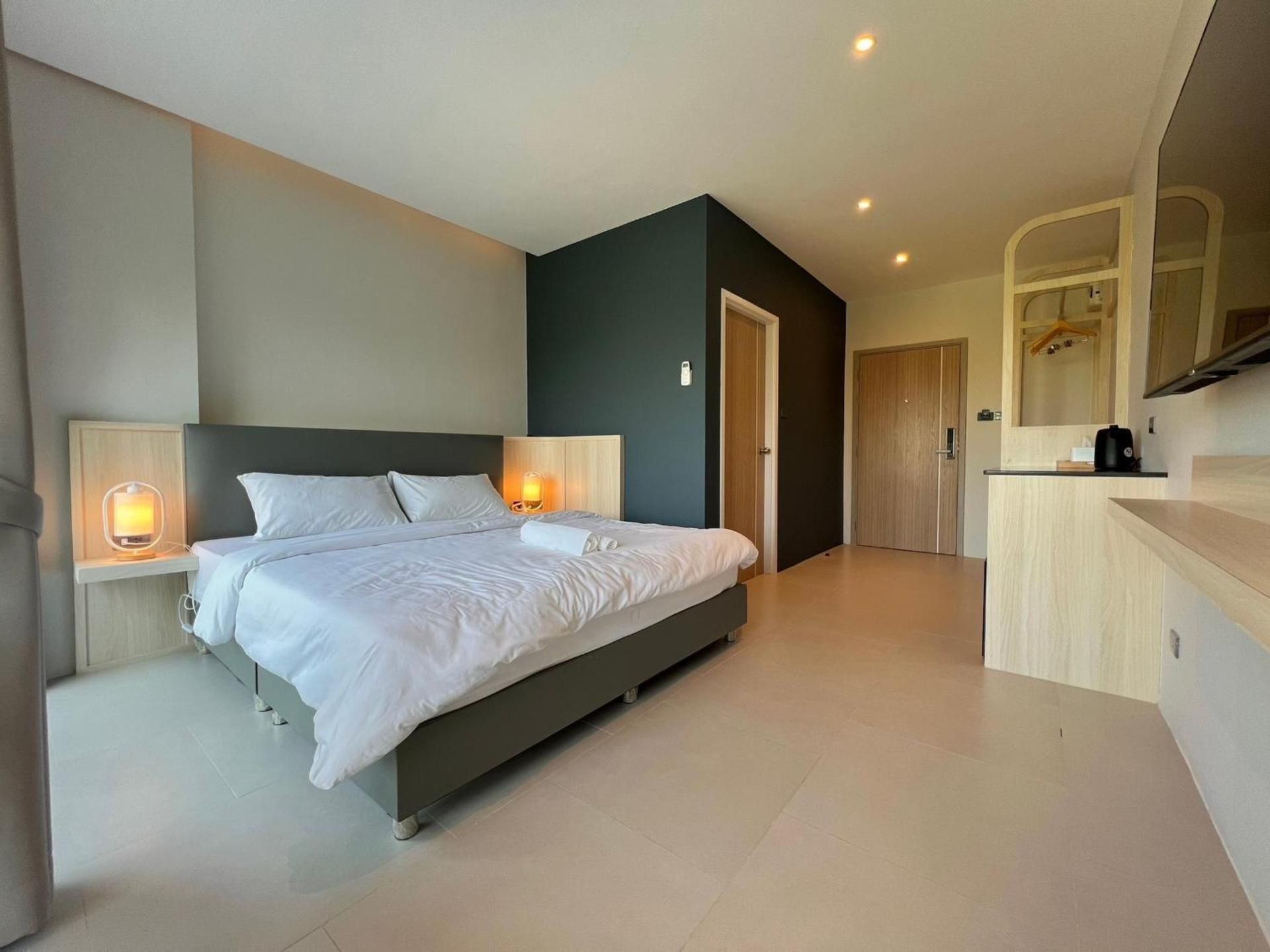 The Way hotel Ban Pong Deluxe Double Balcony Room 2