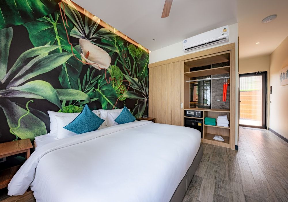 Emmarin Villa Grand Room, 1 King Bed, Poolside