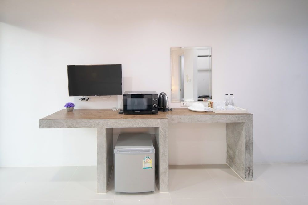 Chanakarn Pool Access Rawai Deluxe Double or Twin Room, Microwave 6