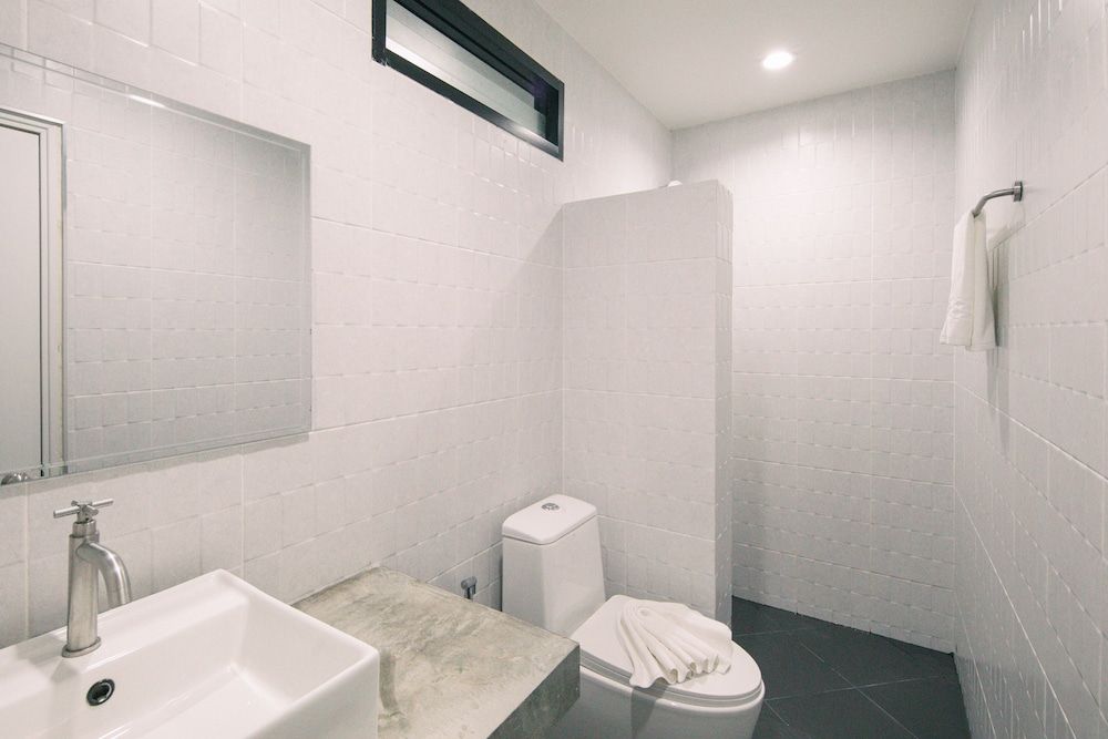 Chanakarn Pool Access Rawai Deluxe Double or Twin Room, Microwave 5