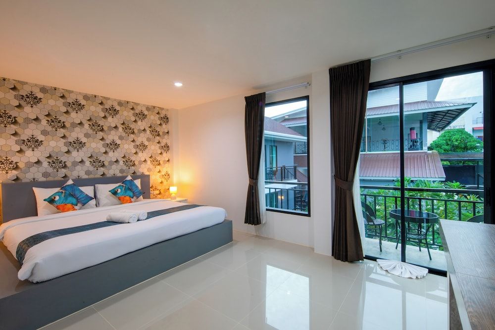 Chanakarn Pool Access Rawai Deluxe Double or Twin Room, Microwave 3