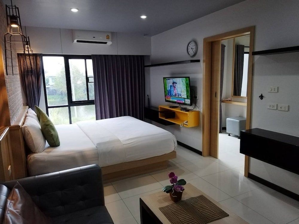 Baan Bangkok 97 Hotel Deluxe King Room 4