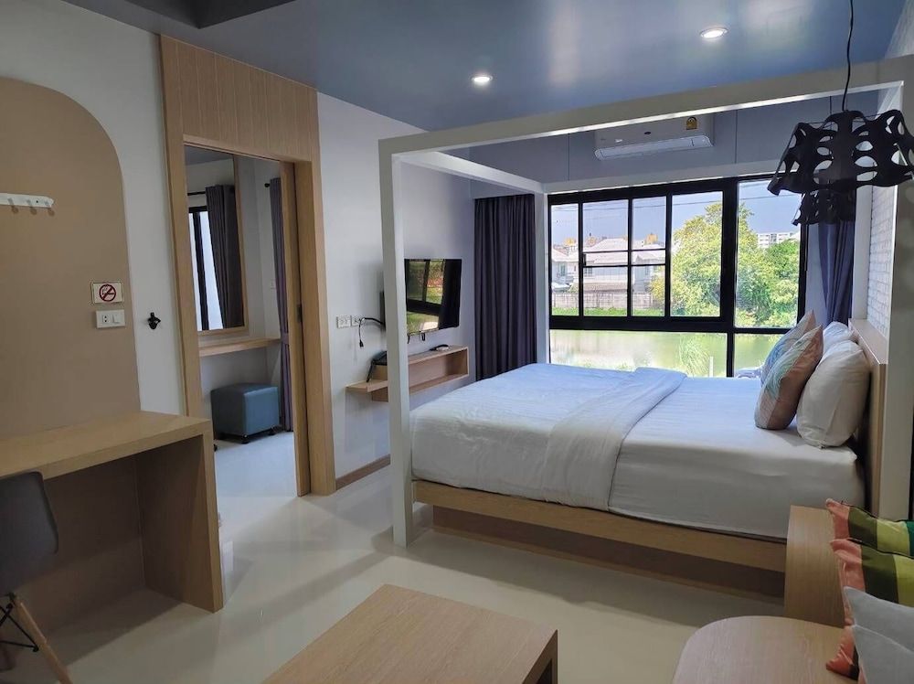 Baan Bangkok 97 Hotel Deluxe King Room 11