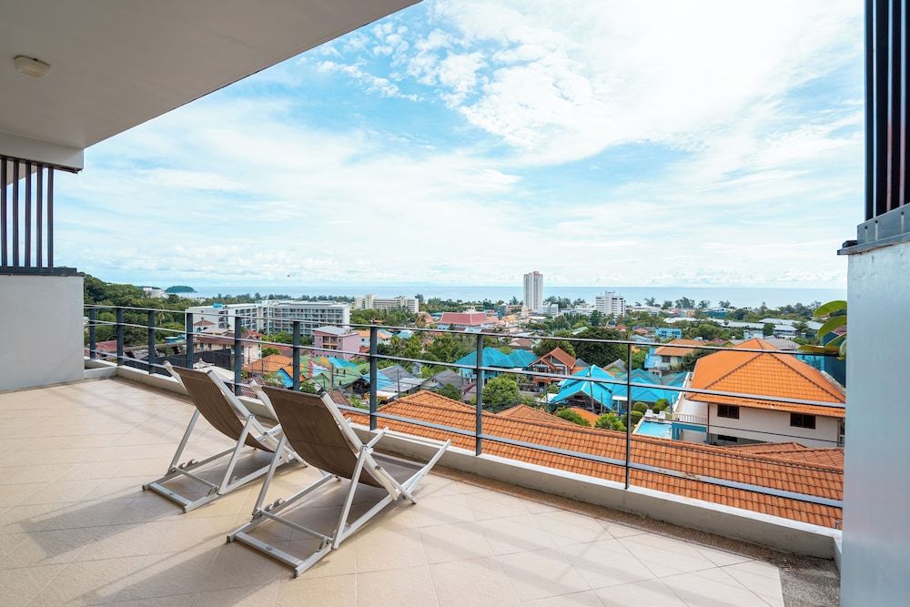 Hillside Seaview Suite, 2 Bedrooms, Pool View 4