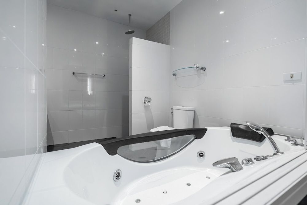 Hillside Seaview Suite, 2 Bedrooms, Pool View 6