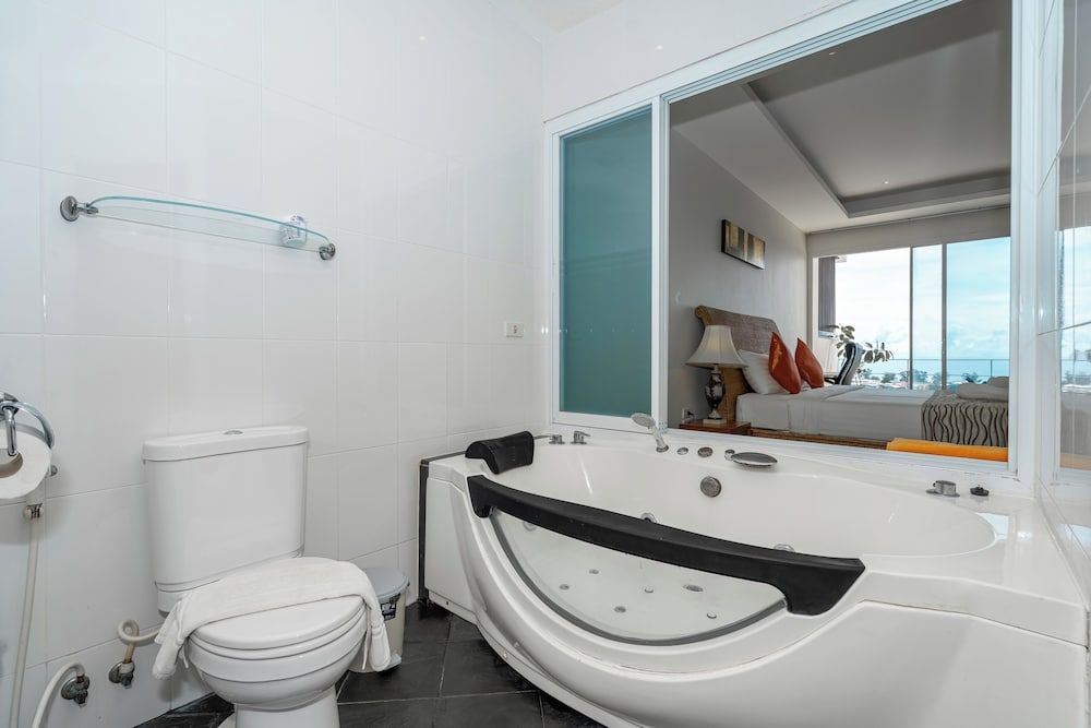 Hillside Seaview Suite, 2 Bedrooms, Pool View 7