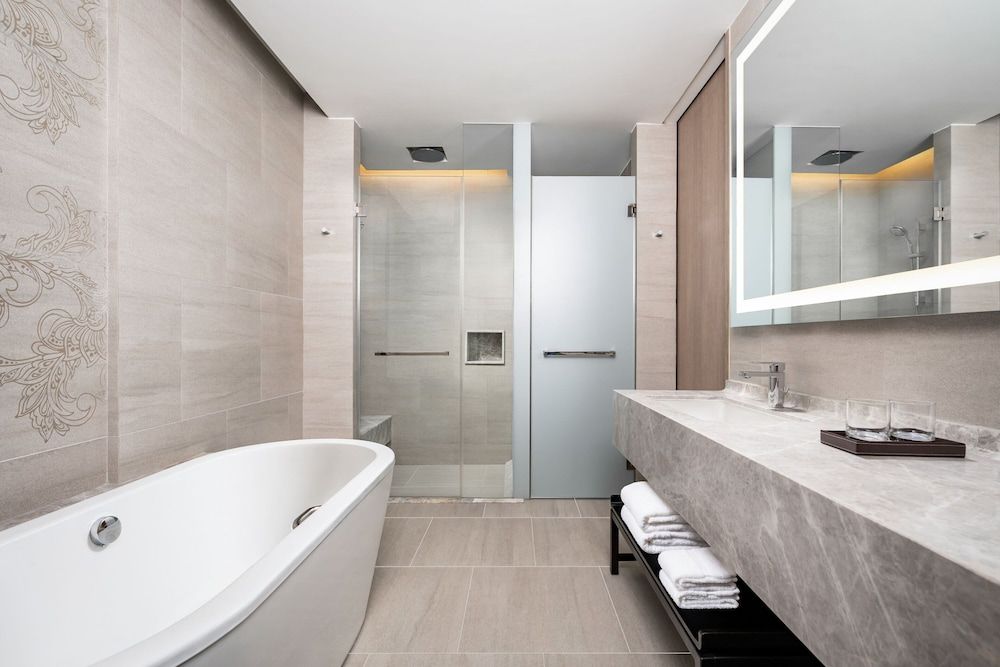 Khao Lak Marriott Beach Resort & Spa Deluxe Room, 1 King Bed, Non Smoking, Ocean View (Balcony) 4