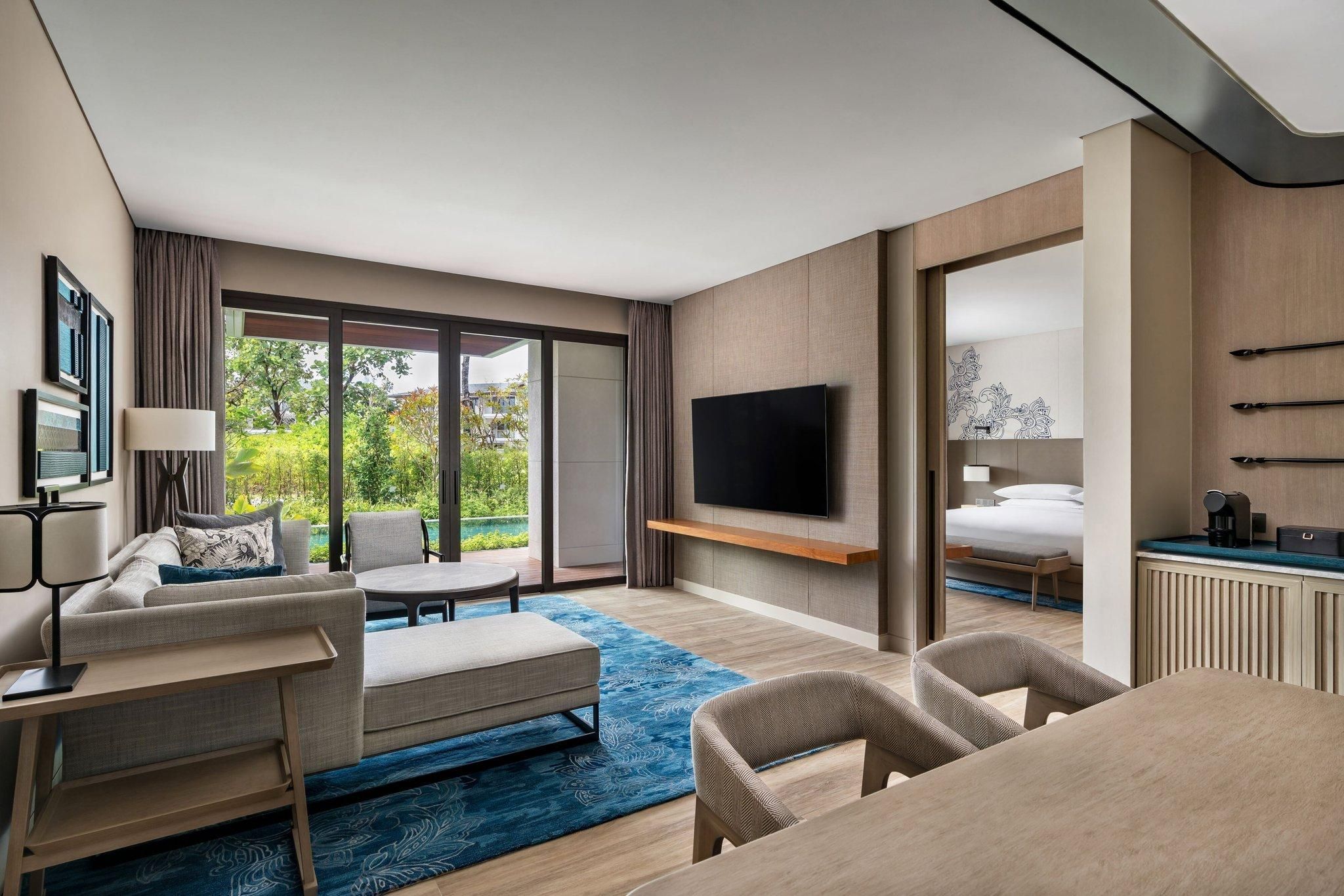1 Bedroom Suite, 1 King, Pool access, Balcony