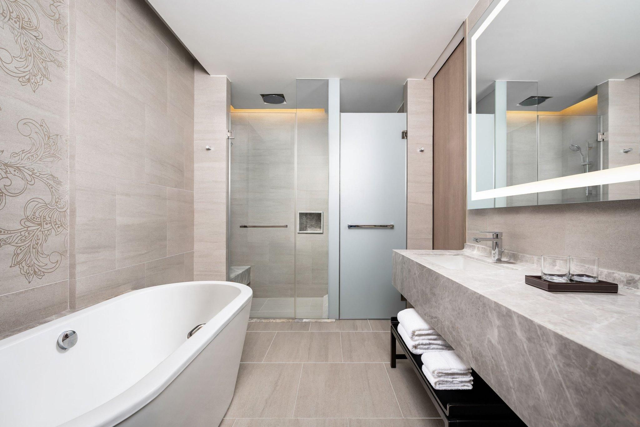 Deluxe Guest room, 1 King, Garden view, Balcony