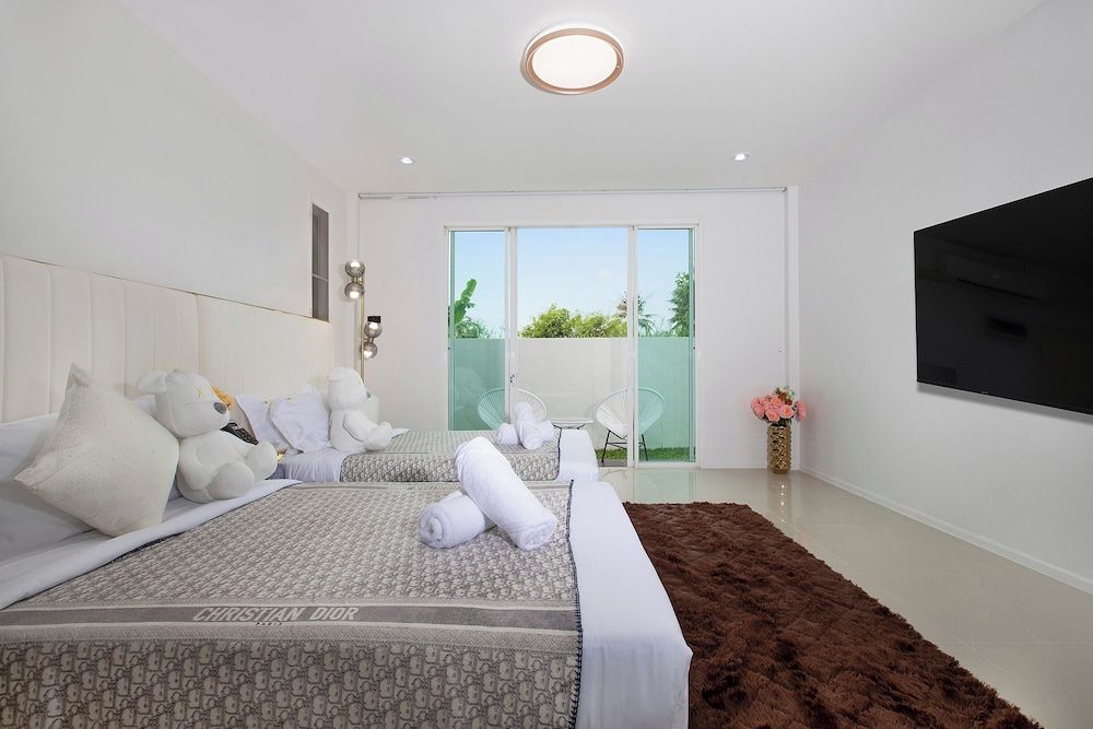 Nariya Bayfront Phuket Premium Villa, Beach View 6