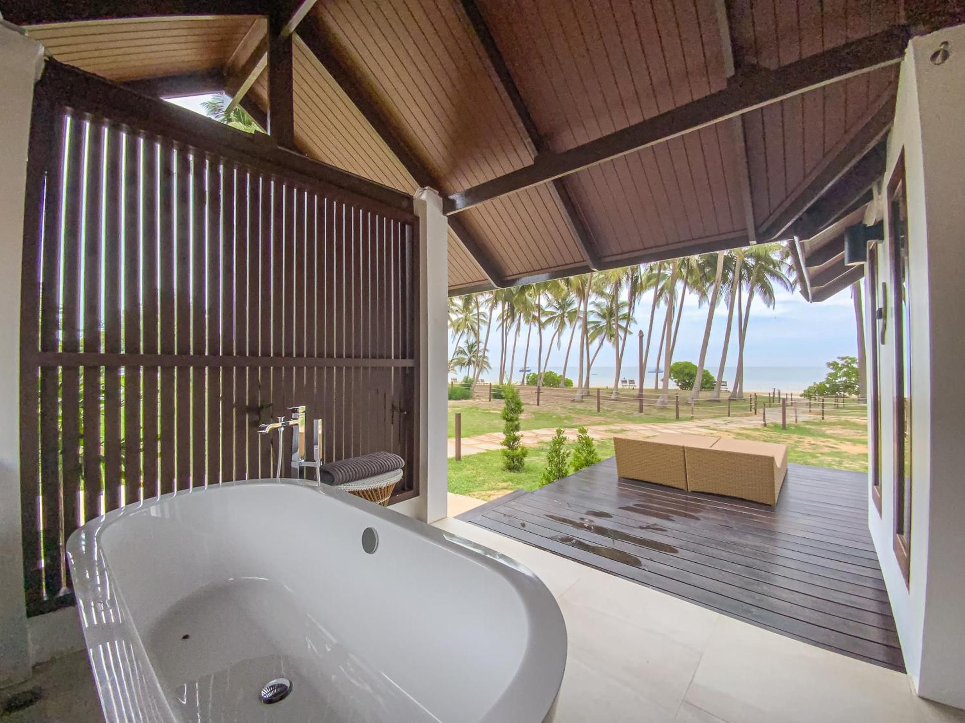 Chumphon Cabana Resort Beachfront Villa with Bathtub 2