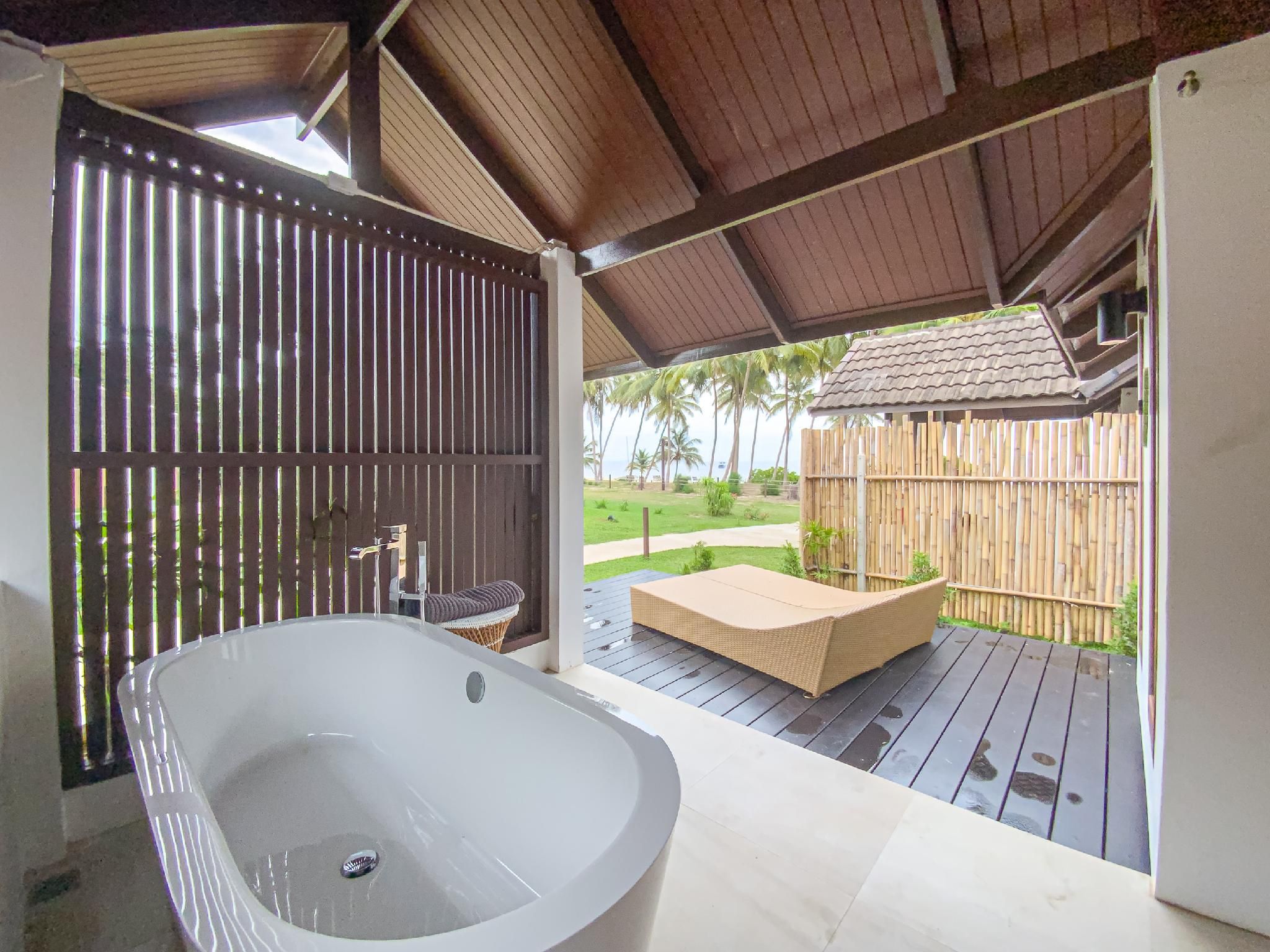 Seaview Villa with Bathtub