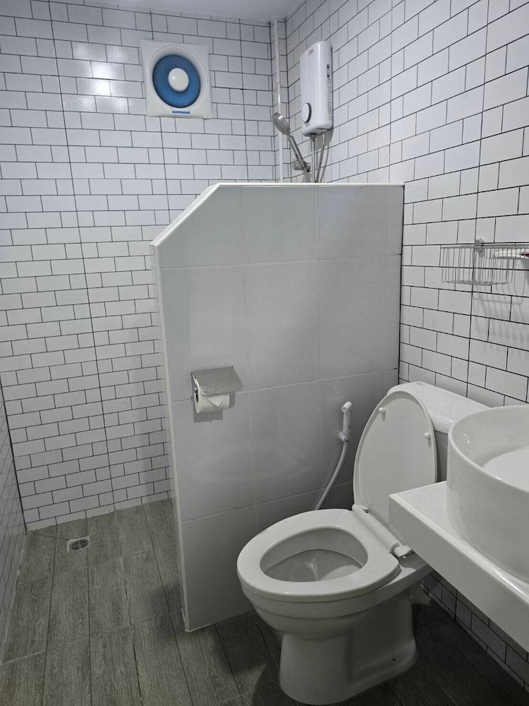 Haad Somboon House Standard Twin Room, Balcony, Garden View 9