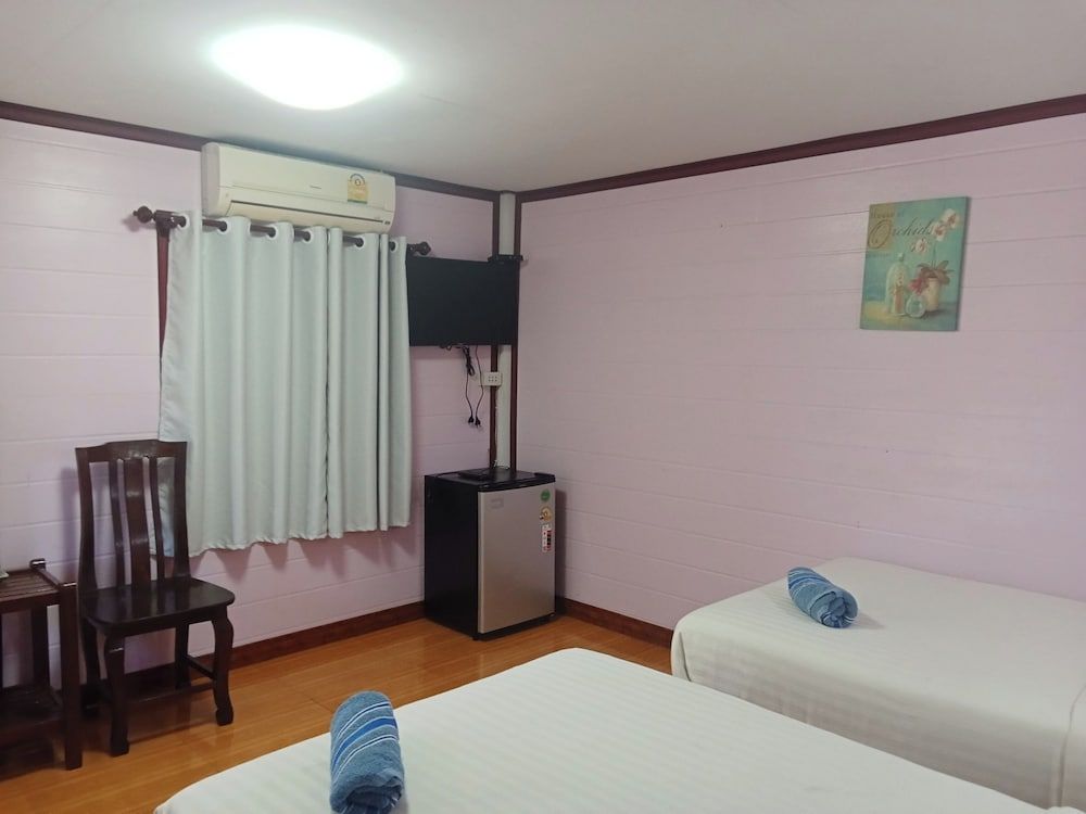 Haad Somboon House Standard Twin Room, Balcony, Garden View 4
