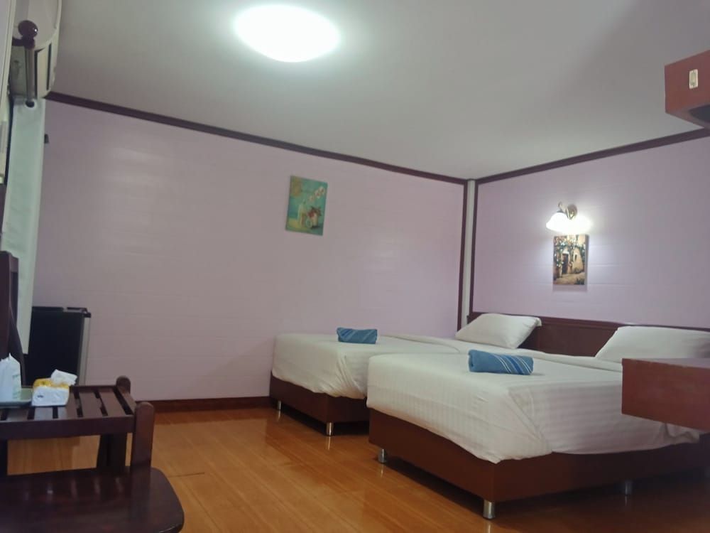 Haad Somboon House Standard Twin Room, Balcony, Garden View 3