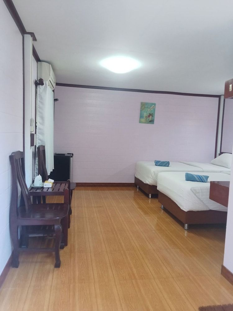 Haad Somboon House Standard Twin Room, Balcony, Garden View 5