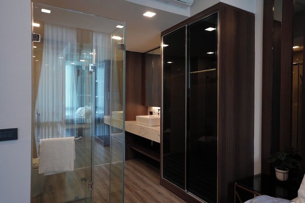 Luxury Condo, 1 King Bed, Balcony, Pool View