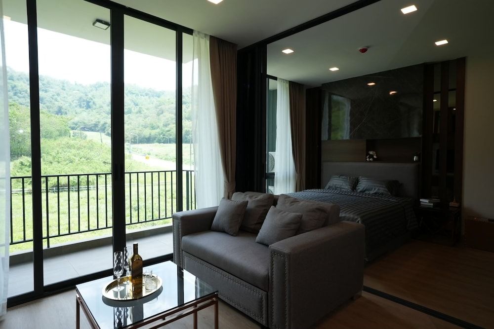 Luxury Condo, 1 King Bed with Sofa bed, Balcony, Mountain View