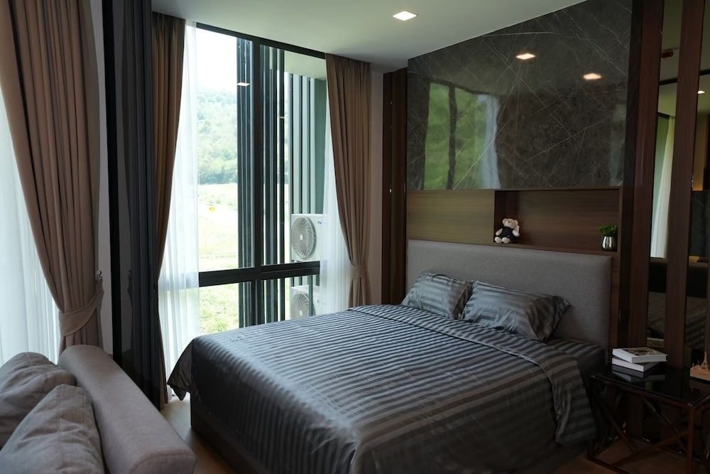 Luxury Condo, 1 King Bed with Sofa bed, Balcony, Mountain View